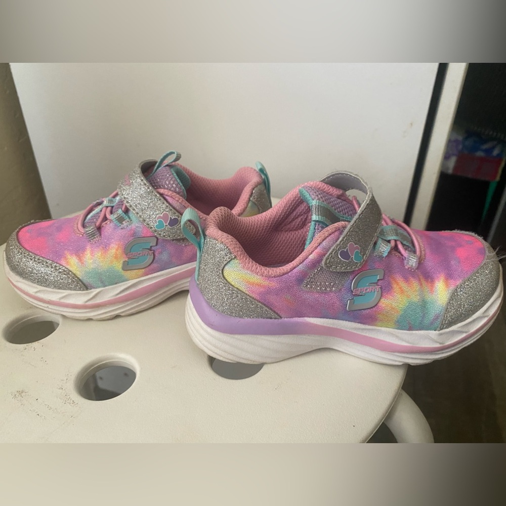Kids Sketchers tennis shoes. Size 8. Rainbow color.